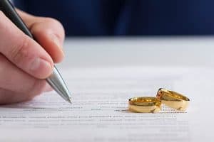 Signing financial agreement for divorce